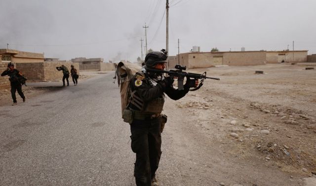 القوات تبحث عن مسلحي تنظيم الدولة الإسلامية بعد دخولهم قرية طوبزاوه الواقعة على بعد نحو ثمانية كيلومترات من الموصل، الأسبوع الماضي