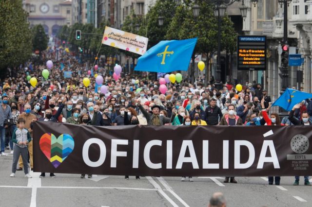Miles de personas participan en una manifestación a favor de que el asturiano sea oficial en Oviedo en octubre de 2021.