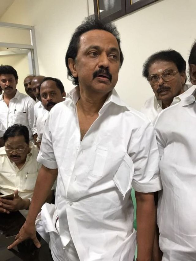 சட்டை கிழிந்த நிலையில் ஸ்டாலின்
