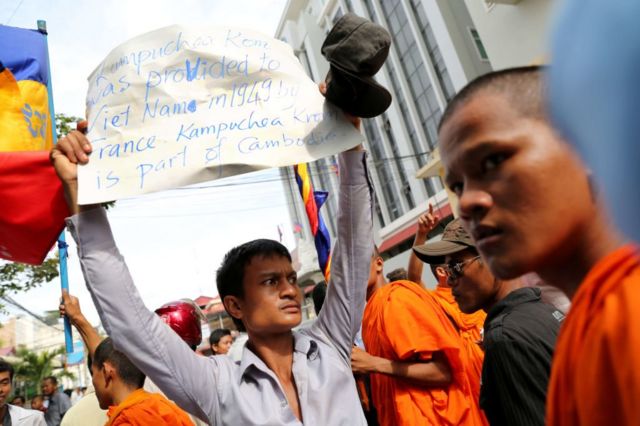 Người Campuchia biểu tình phản đối VN trước đại sứ quán Việt Nam tại Campuchia, yêu cầu VN trả lại vùng đất lịch sử Kampuchea Krom