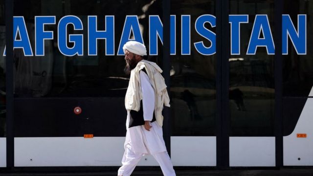عنصر من طالبان يمشي في مطار كابل في 13 سبتمبر/أيلول 2021