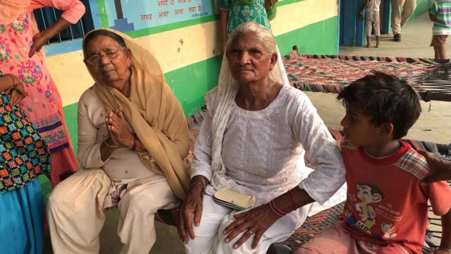 बैंका गांव के मिडिल स्कूल में चलाए जा रहे रिलीफ कैंप में बुजुर्ग महिलाएं डरी हुई हैं