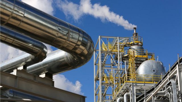 El vapor se eleva desde una nueva unidad de producción de amoníaco actualmente en prueba en una planta de fertilizantes en Rusia