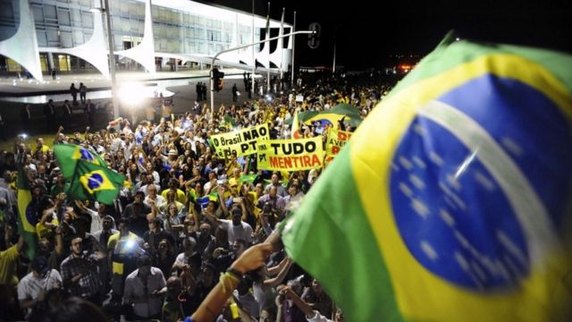 16日夜には約2000人の抗議デモ参加者がブラジリアの大統領府前に集まった