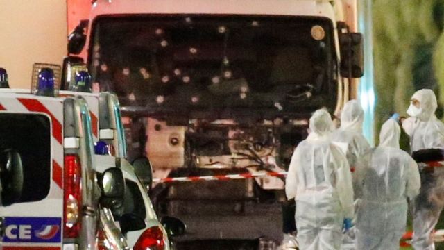 Грузовик, въехавший в толпу людей в Ницце