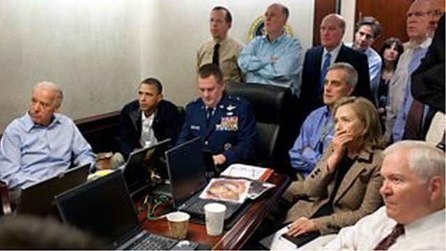 米軍特殊部隊がオサマ・ビン・ラディンを殺害する様子をホワイトハウスで見守るオバマ政権幹部たち