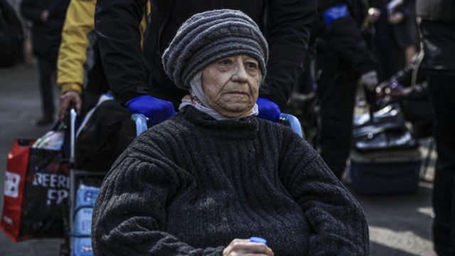 Una mujer anciana en silla de ruedas, evacuada de Irpín