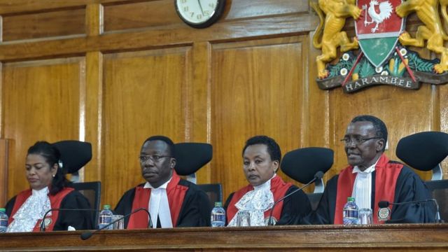 Le juge David Maraga (D) avec des membres de la Cour suprême kenyane