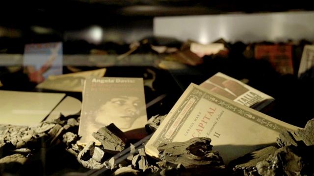 Libros en una hoguera en el Museo de la Memria de Chile.
