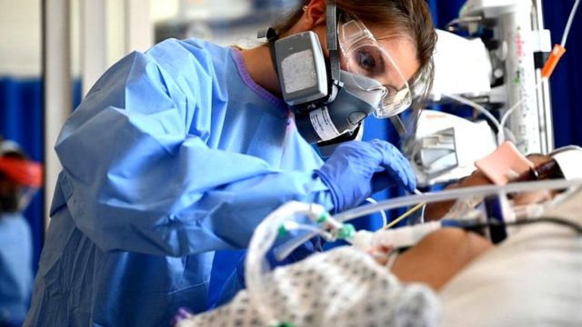 Equipe cuida de paciente em unidade de cuidados intensivos no hospital Royal Papworth em Cambridge (Inglaterra)