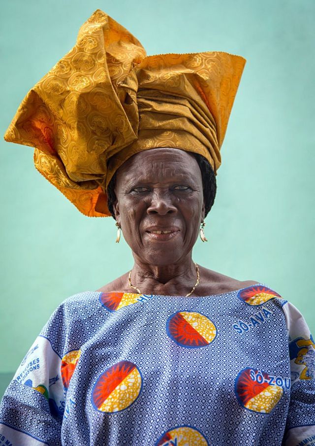 Batı Afrika'da Beninli yaşlı kadınlar geleneksel kıyafetleri içinde