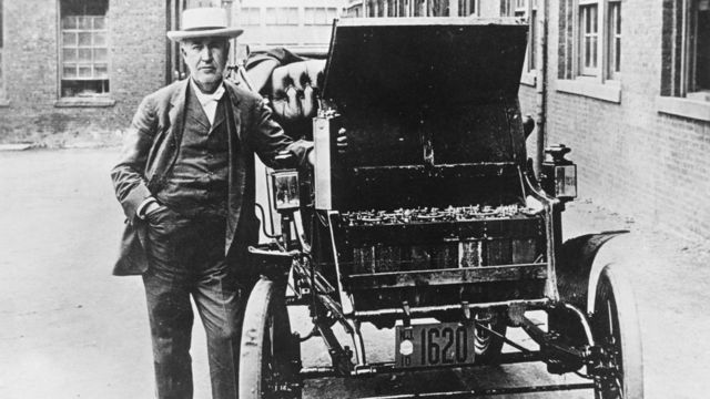 Thomas Edison ao lado do seu carro elétrico