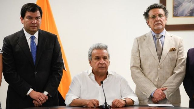 Lenín Moreno, junto a César Litardo (izquierda), presidente de la Asamblea Nacional, y a Pablo Celi (derecha), defensor del Pueblo.