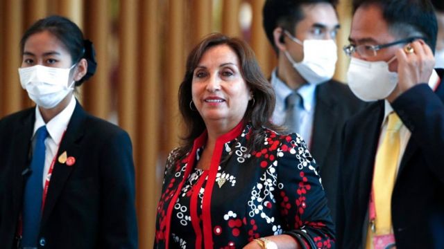 La presidenta de Perú Dina Boluarte ordenó el cierre de las fronteras.