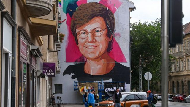 Un mural en Budapest, capital de Hungría, con el rostro de la científica.