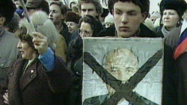 Người biểu tình năm 1991. Cuộc đảo chính năm đó báo hiệu kết thúc thời kỳ nắm quyền của Gorbachev