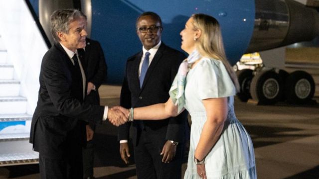 Antony Blinken ageze i Kigali yakiriwe na Minisitiri w'ububanyi n'amahanga w'u Rwanda Vincent Biruta (hagati) na Deb MacLean, Chargé d'Affaires wa ambasade ya Amerika i Kigali