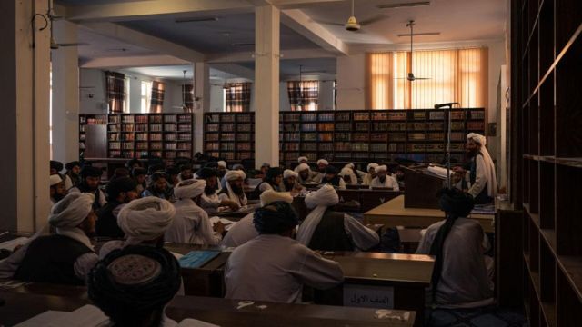 طلبه‌ها در مدرسه‌ای در شهر قندهار مقر هبت‌الله آخوندزاده رهبر طالبان