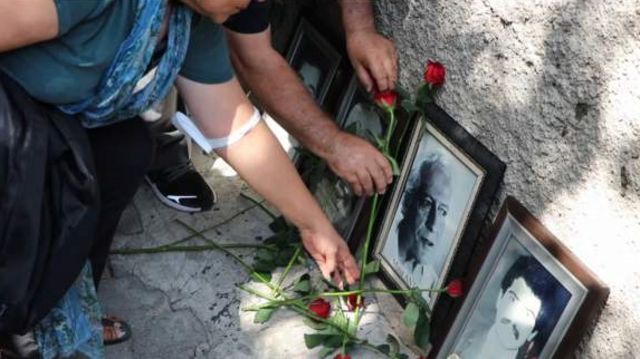 Musa Anter'in fotoğrafı önüne çiçekler konuyor 