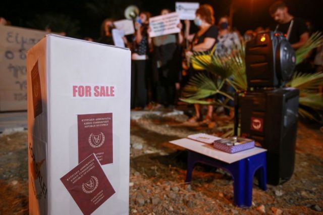Kıbrıs'ta bir grup suçluya altın pasaport verildiğinin ortaya çıkması ardından düzenlenen protestolar 