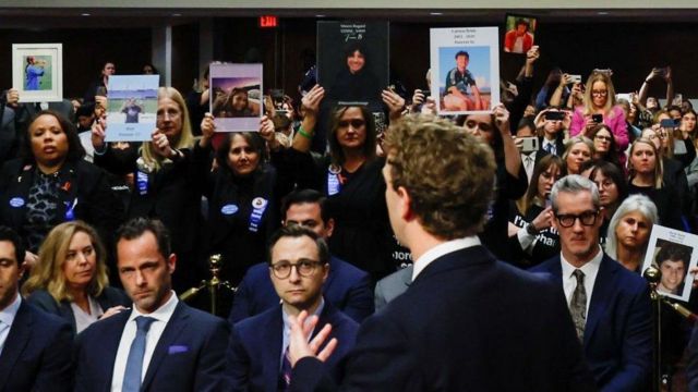 Mark Zuckerberg frente a los familiares en el Congreso de Estados Unidos.
