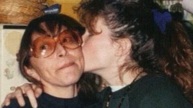 Carolyn DeFord beija a mãe, Leona Kinsey