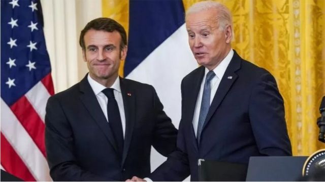 法國總統馬克龍近日在白宮與拜登站在一起發言說須尊重烏克蘭人決定他們就其領土進行談判的時間和條件。