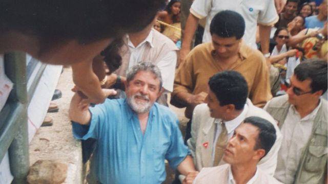 Lula em meio à multidão em Itinga