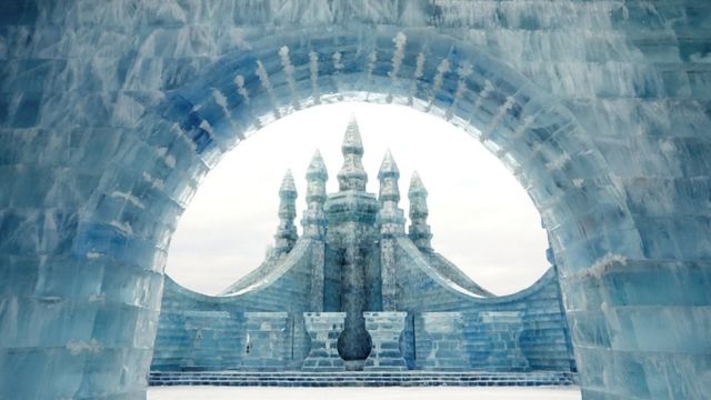 每年一月初開始的哈爾濱國際冰雕雪雕節是世界上規模最大的 同類冰雪藝術盛事之一。