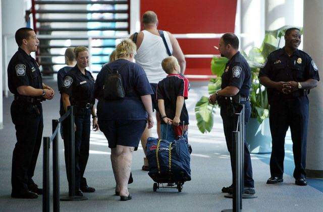 Agentes del CBP y pasajeros en Miami