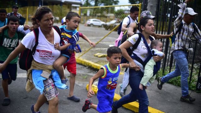 Cientos de migrantes hondureños saltaron el control fronterizo entre Guatemala y México para continuar su viaje hacia EE.UU.