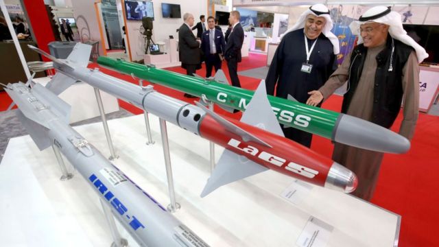 Exposición internacional de armamento en Kuwait.