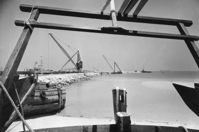 1973 की इस तस्वीर में दुबई के बंदरगाह पर चलता काम