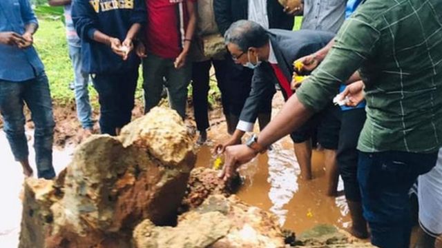 முள்ளிவாய்க்கால் நினைவு தூபிக்கு மீண்டும் அடிக்கல் நாட்டப்பட்டது
