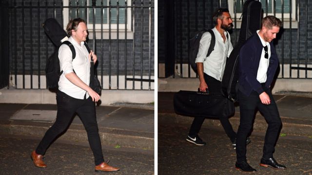 Çeşitli enstrümanlar taşıyan müzisyenlerin Cumartesi akamı Downing Street'ten ayrıldığı görüldü