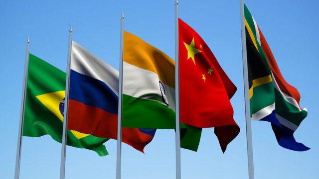 Bandeiras dos países pertencentes ao bloco dos BRICS: Brasil, Índia, China, África do Sul e Rússia