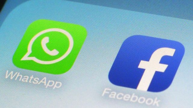 Logo do Facebook e do WhatsApp na tela de um telefone