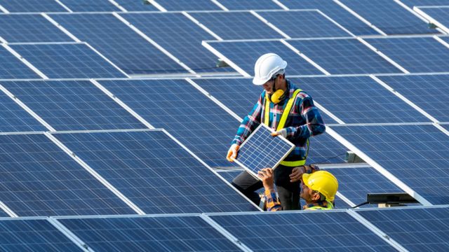 Ingenieros colocando paneles solares
