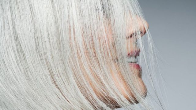 Ученые выяснили, что седые волосы могут восстановиться во время отпуска
