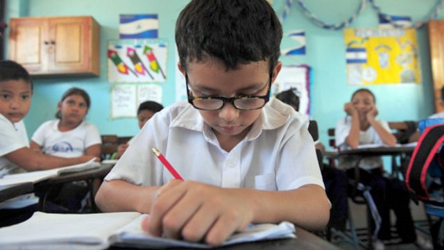 Niño lee en una escuela de Nicaragua.