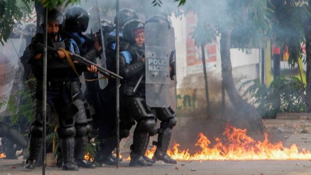 Policías en Managua.
