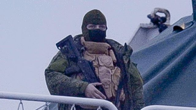 Un un hombre armado en uno de los buques rusos.