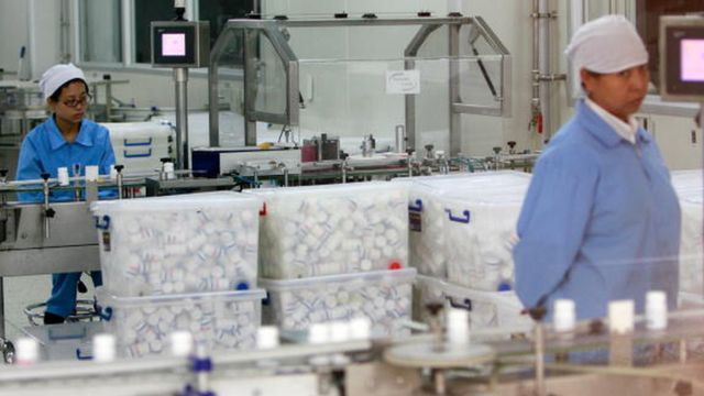 Trabalhadores numa fábrica de medicamentos na China