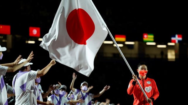 Tokyo 2020 Paralympic Games - The Tokyo 2020 Paralympic Games Closing Ceremony - Olympic Stadium, Tokyo, Japan - September 5, 2021. Koyo Iwabuchi of Japan carries the flag of Japan during the closing ceremony REUTERS/Issei Kato