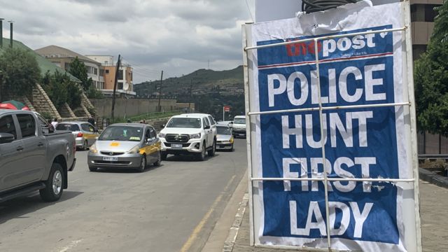 Une affiche indiquant que "la police traque la première dame".
