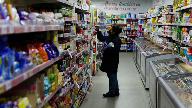 Una persona comprando en un supermercado en Argentina