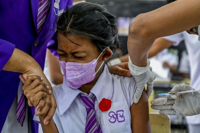 Sri Lankan child getting vaccinated