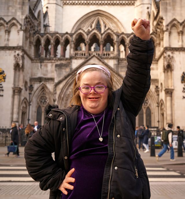 Heidi Crowter con el puño alzado frente a los tribunales británicos
