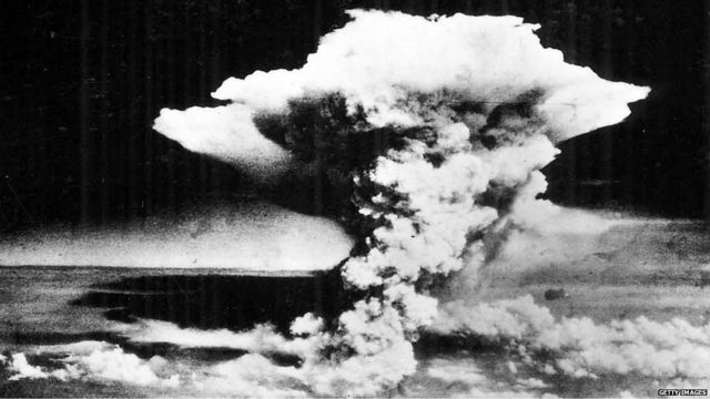 原爆投下後の広島上空