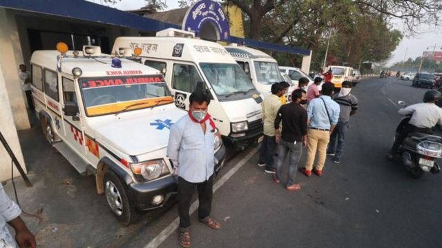 உடல்களுடன் ஆம்புலன்ஸ்கள்